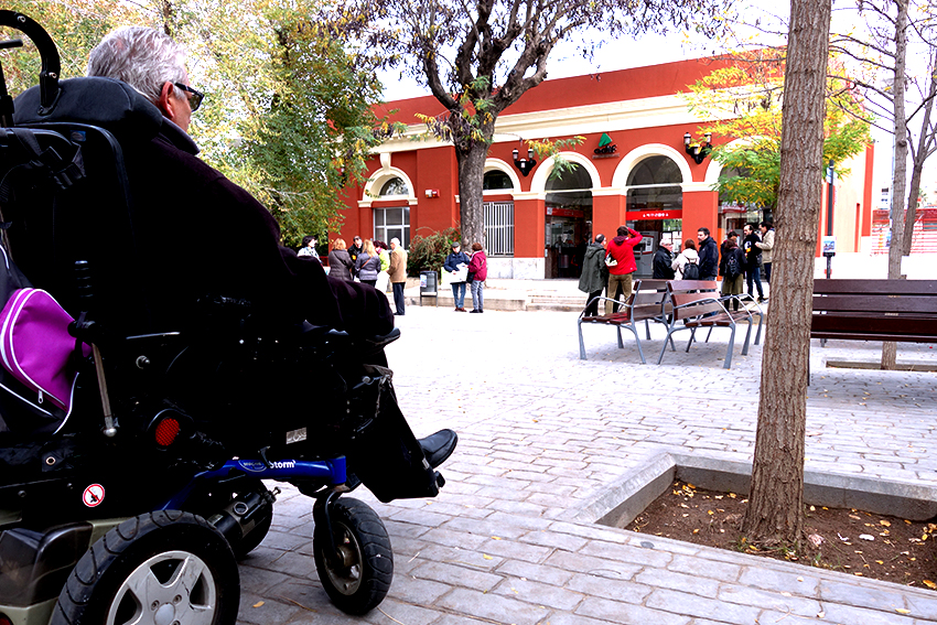 A Sant Andreu Comtal no poden accedir les persones amb mobilitat reduïda / DGM