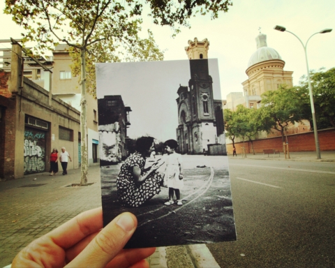 una-dona-parla-amb-la-seva-filla-al-carrer-segre-amb-la-parroquia-de-sant-andreu-de-palomar-al-fons-lany-1952