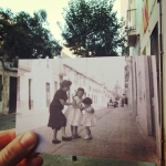 Tres generacions de dones al carrer Servet. Imatge original publicada per la Núria Abella Soria al grup de Facebook Sant Andreu de Palomar Abans.