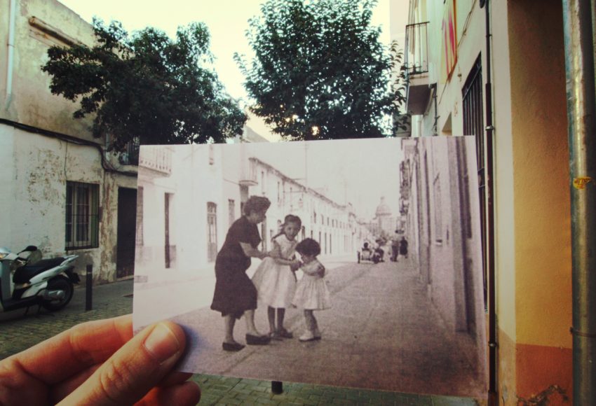 Tres generacions de dones al carrer Servet. Imatge original publicada per la Núria Abella Soria al grup de Facebook Sant Andreu de Palomar Abans.