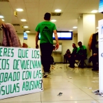 Les pancartes de la PAH conviuen amb el mobiliari del BBVA / DGM