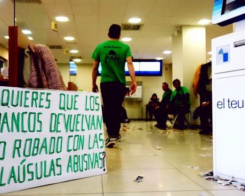 Les pancartes de la PAH conviuen amb el mobiliari del BBVA / DGM