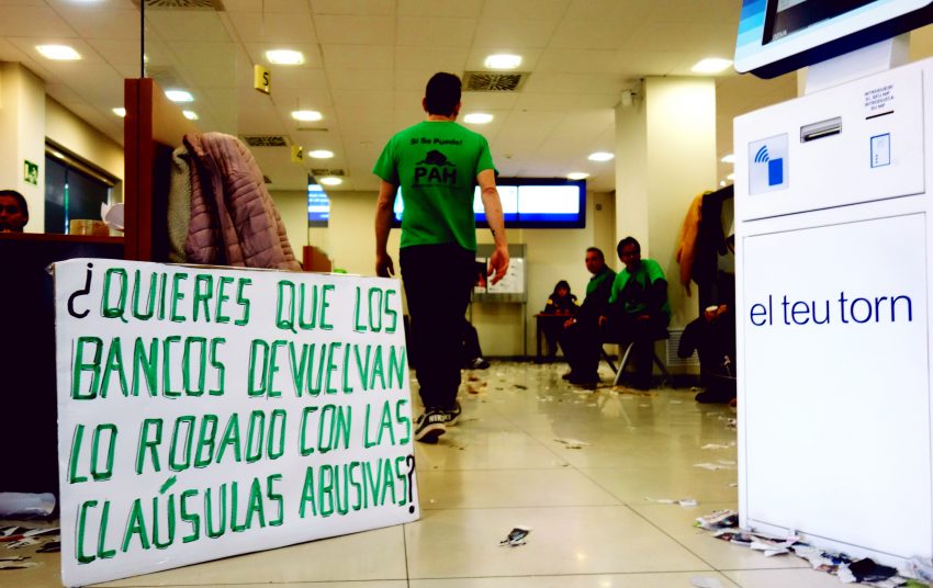 Les pancartes de la PAH conviuen amb el mobiliari del BBVA / DGM