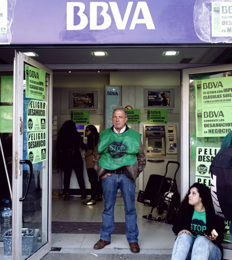 Els activistes de la PAH ocupen el local del BBVA / DGM