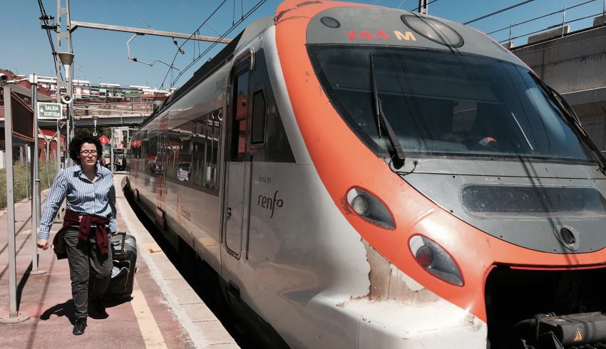 Una dona agafa el tren a Sant Andreu Comtal / DGM