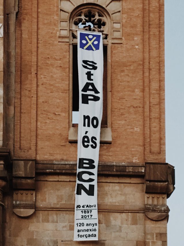 Pancarta 'Sant Andreu no és BCN' al campanar de la Parròquia / David García Mateu