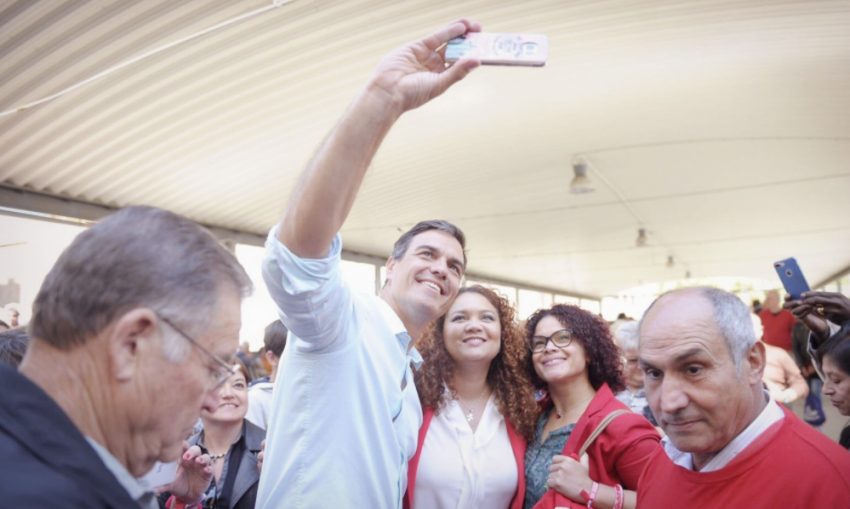 Pedro Sánchez es fa una selfie amb dues assistents al míting / @sanchezcastejon