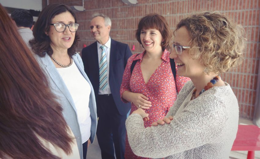 Al centre, la vicepresidenta del Consorci d'Educació, Laia Ortiz, i a la dreta la consellera Meritxell Ruiz DGM