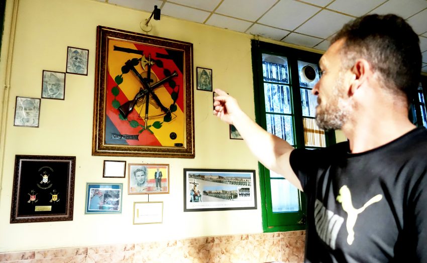 José Luis Córdoba, president de la Hermandad de Antiguos Caballeros Legionarios de Barcelona, assenyala amb el dit la fotografia de Francisco Franco DGM