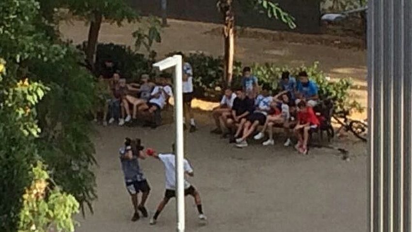 Un combat de boxa entre els adolescents a la plaça de Can Portabella / AV Sant Andreu Sud