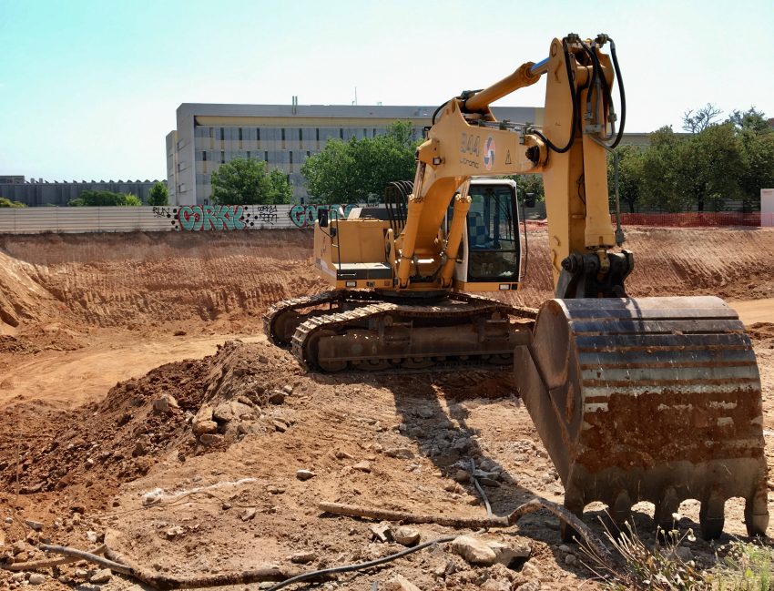 Una excavadora treballa en el solar del futur edifici de reallotjats / DGM