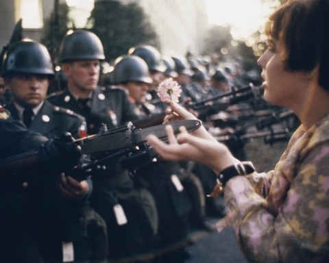 La Fille à la fleur, fotografia de Marc Riboud realitzada a Washington durant una manifestació contra la guerra del Vietnam