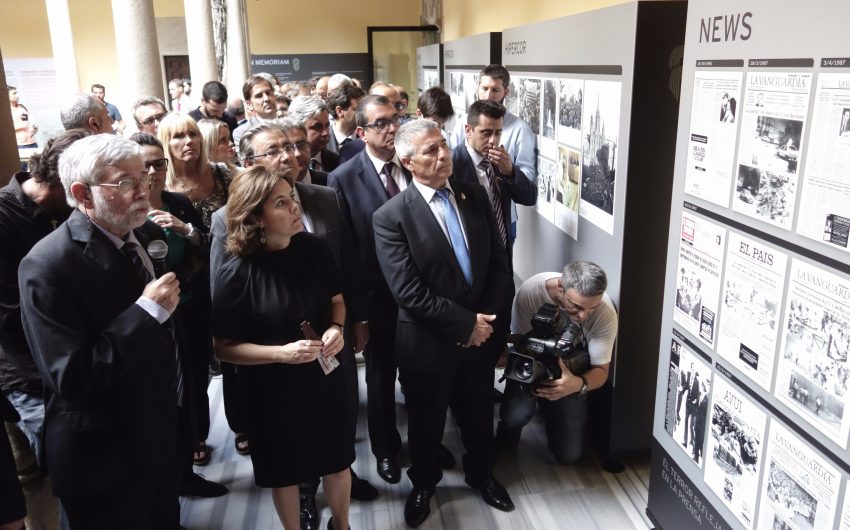 La vicepresidenta del Govern d'Espanya, Sáenz de Santamaría acompanyada de José Vargas (ACVOT) en l'exposició sobre l'atemptat d'ETA a l'Hipercor / DGM