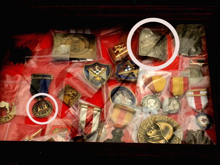 Medalles de la División Azul i del jou amb les fletxes feixistes / DGM