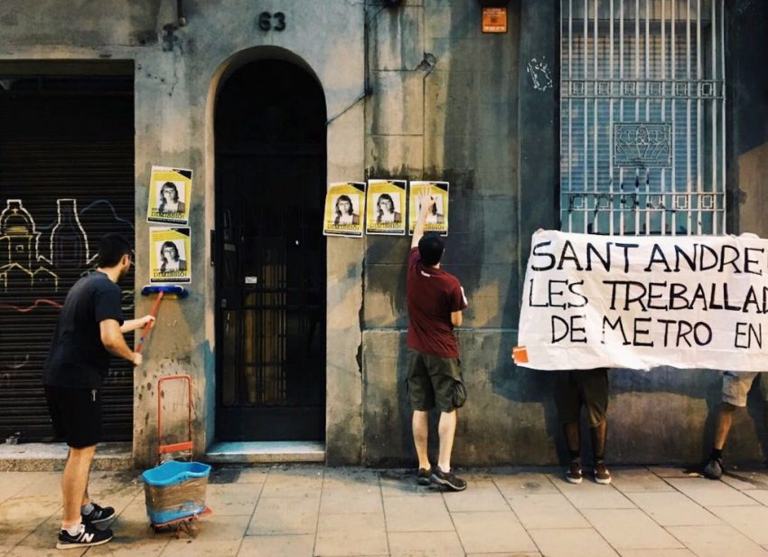 Manifestants enganxen cartells a la porta de la casa de Mercedes Vidal / MS