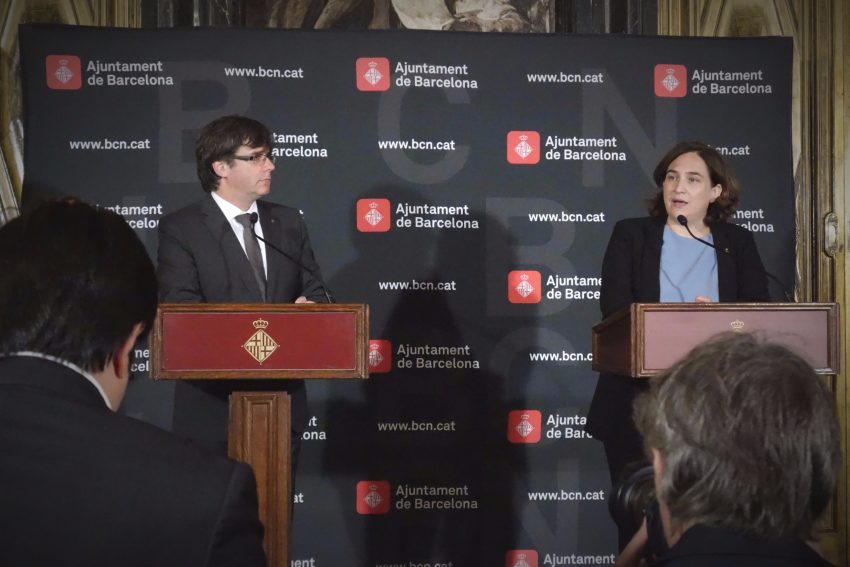 El president de la Generalitat, Carles Puigdemont, i l'alcaldessa de Barcelona, Ada Colau, en roda de premsa / DGM