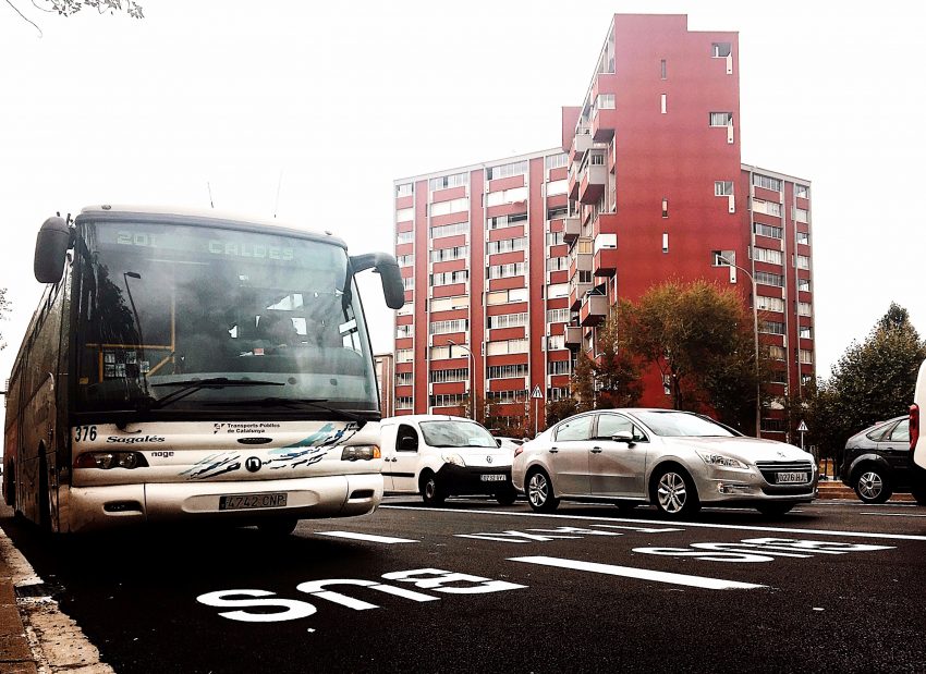 Un autobús circula pel nou carril reservat de l'avinguda Meridiana / DGM