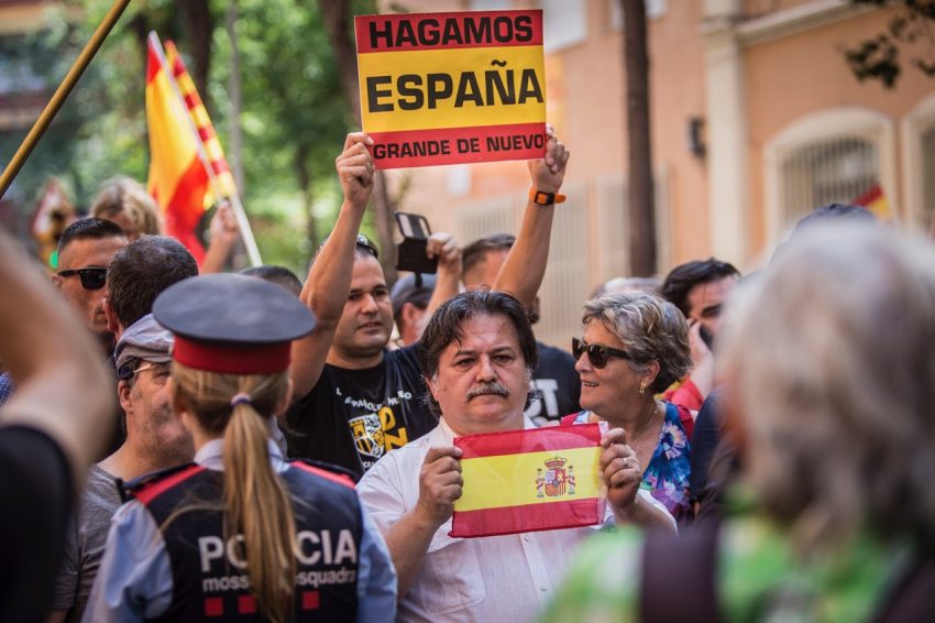 A la dreta i amb ulleres, la consellera del PP Carmen Santana en la manifestació / JORDI BORRÀS