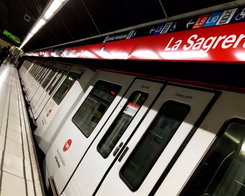 Un metro aturat a l'estació de La Sagrera / DGM