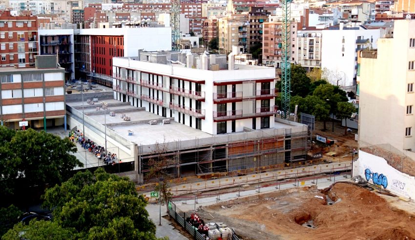 Edifici en construcció de Solvia, mentre avancen les obres de la zona verda / DGM