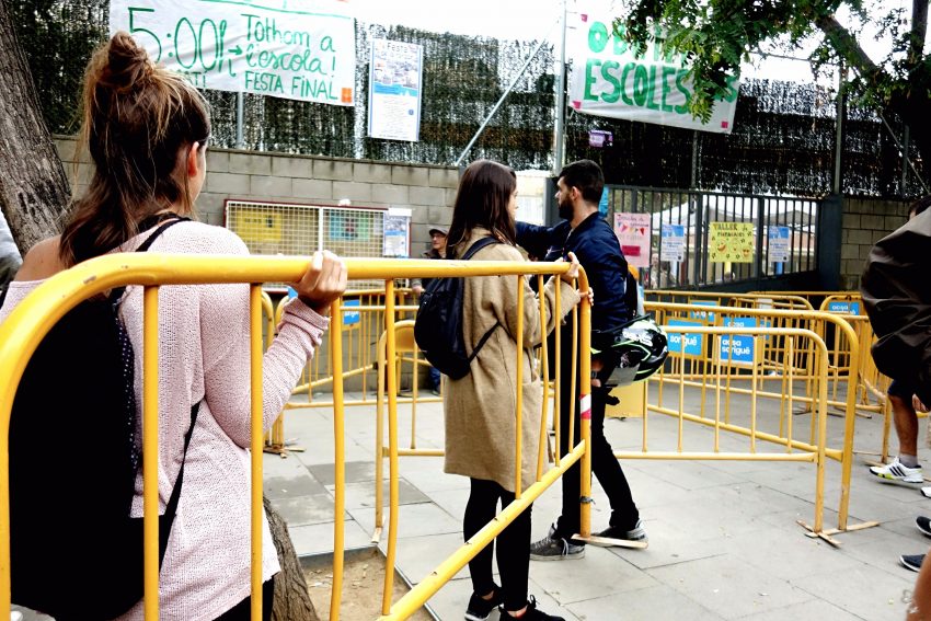 Els veïns i veïnes van muntar una barricada amb tanques d'obra a la porta de l'Escola Molí de Finestrelles / DGM