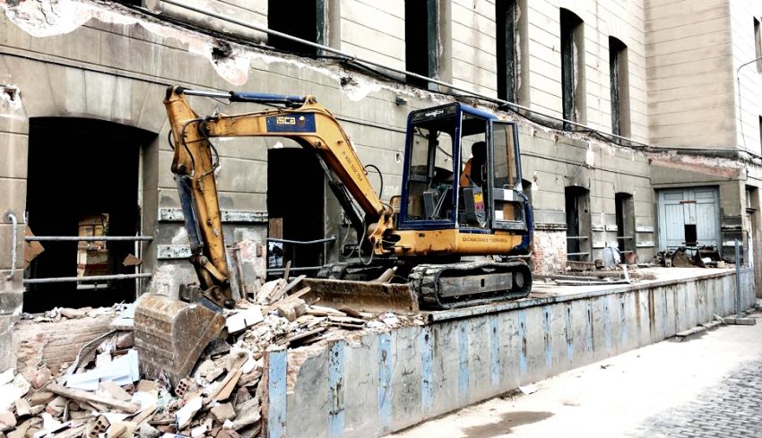 Una excavadora retira les restes de l'últim moll de càrrega de la Fabra i Coats / X. de la Cruz