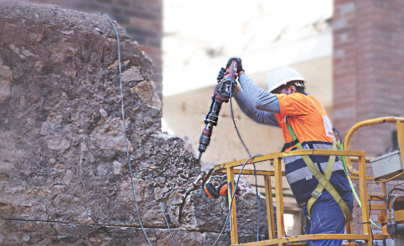 Un operari enderroca el mur hidràluic del segle XVIII DGM