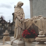 Escultura de dona al costat d'una tomba al Cementiri de Sant Andreu / CEMENTIRIS DE BARCELONA SA