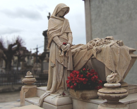 Escultura de dona al costat d'una tomba al Cementiri de Sant Andreu / CEMENTIRIS DE BARCELONA SA