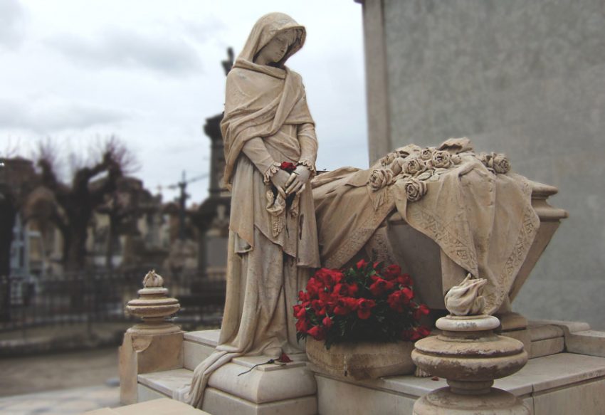 Escultura de dona al costat d'una tomba al Cementiri de Sant Andreu / CEMENTIRIS DE BARCELONA SA