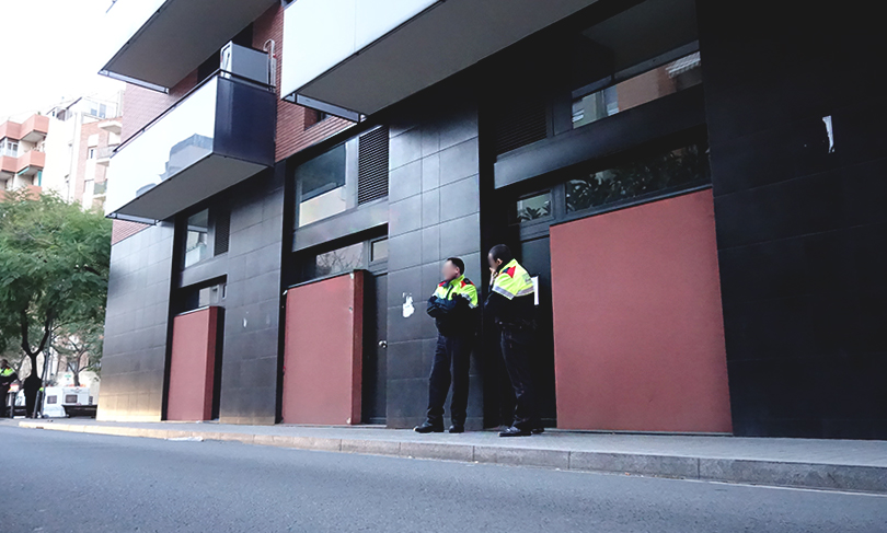 Agents dels Mossos d'Esquadra, a les portes de l'habitatge / DGM