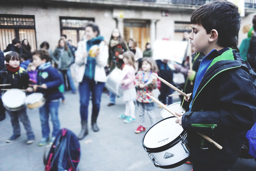 Mentre s'ha celebrat el ple, l'AFA del Mestre Gibert s'ha concentrat a l'exterior / DGM