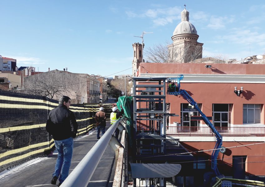 Els ascensors de Sant Andreu Comtal, durant la seva instal·lació / DGM