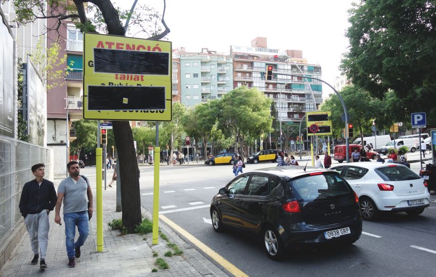 El senyal, encara tapat, ja indica la desviació per obres / DGM