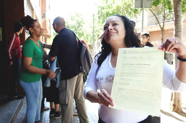 La fulla en la que el BBVA es compromet a no fer fora a la família d'Scarlet / DGM