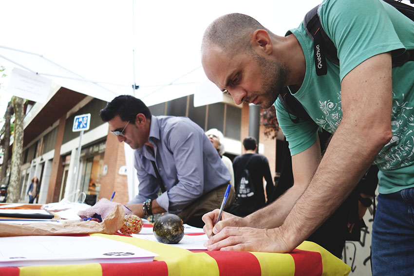 Recollida de signatures a les portes de l'Escola Mestre Gibert / DGM