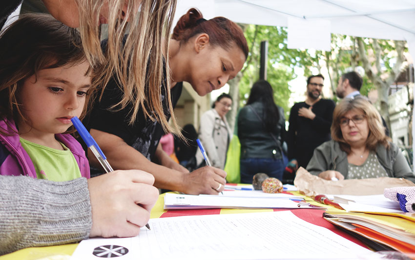 Recollida de signatures a les portes del Mestre Gibert DGM.jpg