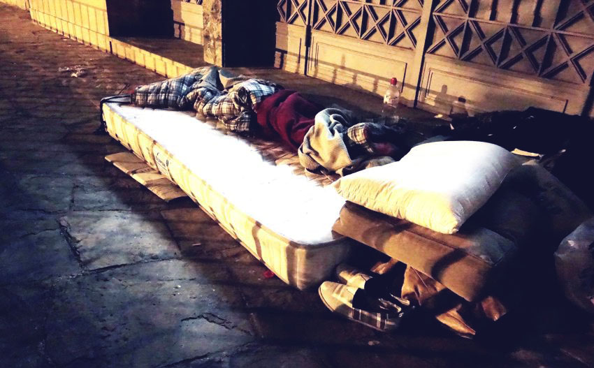 Un llit d'una persona sense llar a Barcelona / DGM