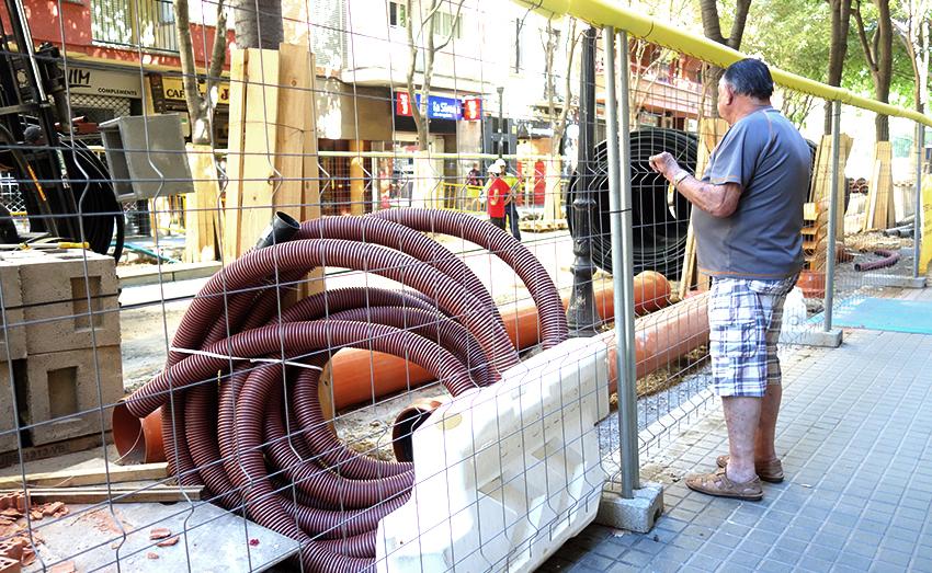 Un home segueix les obres del carrre Gran de Sant Andreu / DGM