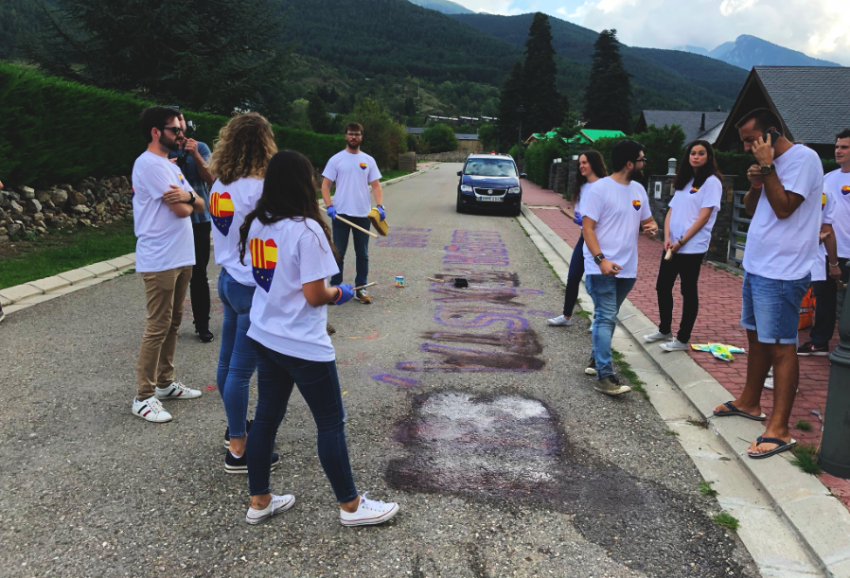 Joves de C's esborren les pintades davant la casa de Llarena a Das / C'S