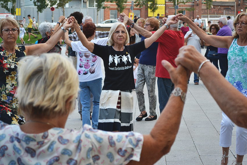 Sardanes a la plaça de Can Fabra / DGM