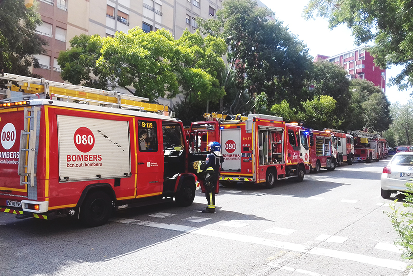 Incendi a la plaça de Mossèn Clapés / VÍCTOR LURBE