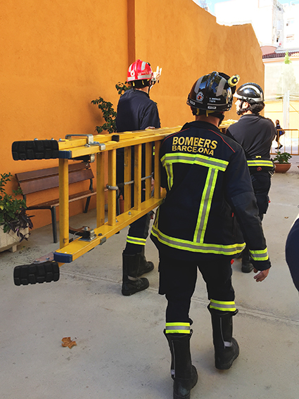 Els Bombers accedeixen a revisar el mur / AFA ESCOLA MESTRE GIBERT