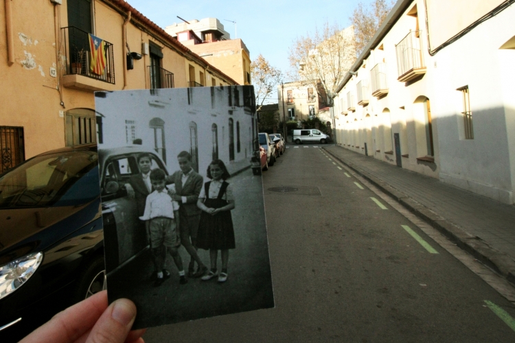 Taxi-i-nens-de-la-família-Téllez-al-carrer-Bascònia-a-mitjan-anys-50.-Autor-desconegut.-FonsJordi-Rabassa-Massons.-750x500.jpg
