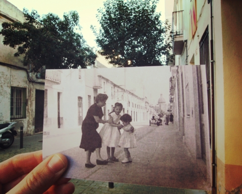 Tres generacions de dones al carrer Servet. Imatge original publicada per la Núria Abella Soria al grup de Facebook Sant Andreu de Palomar Abans.
