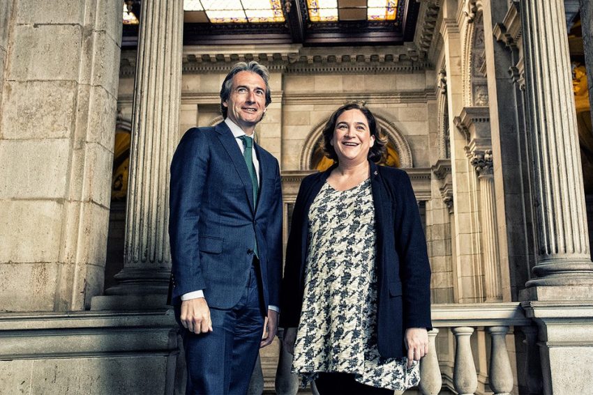El ministre de Foment, Íñigo de la Serna, és rebut per l'alcaldessa de Barcelona, Ada Colau / AJUNTAMENT DE BARCELONA