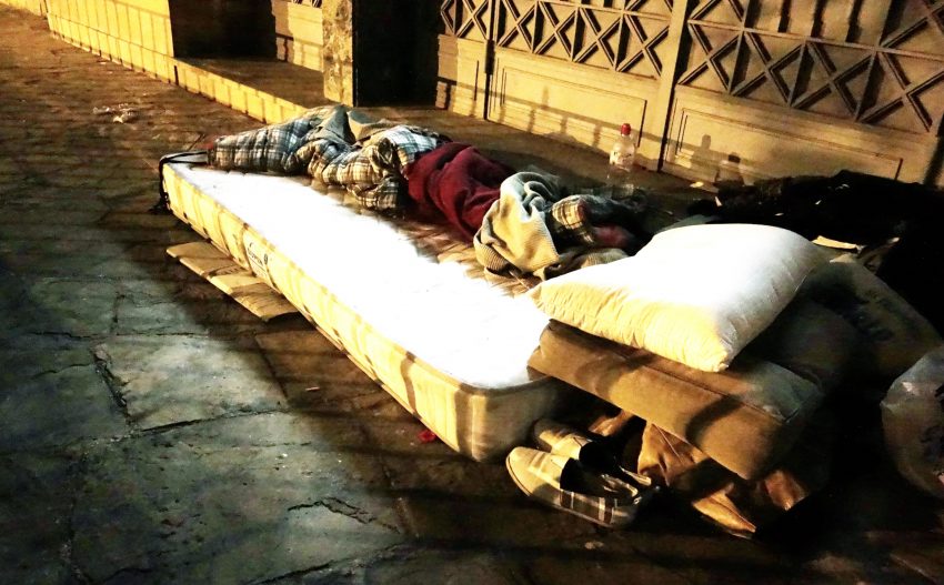 Un llit d'una persona sense llar a Barcelona DGM