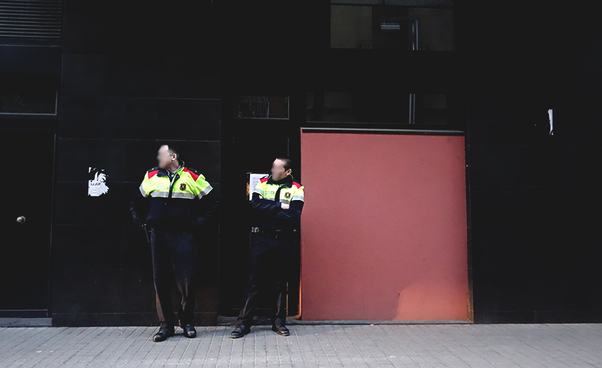 Agents dels Mossos d'Esquadra, a les portes de l'habitatge / DGM