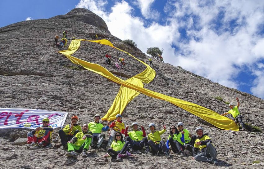 Excursionistes de La Cordada amb el llaç groc a Montserrat / CORDADA AEE