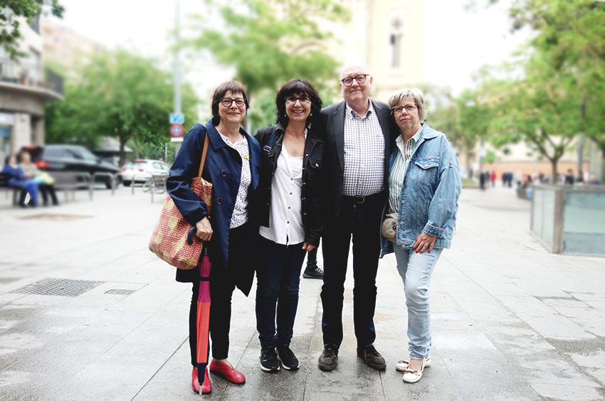 Les responsables de l'Escola la Pegaso, amb el president de L'Eix Comercial de Sant Andreu / DGM